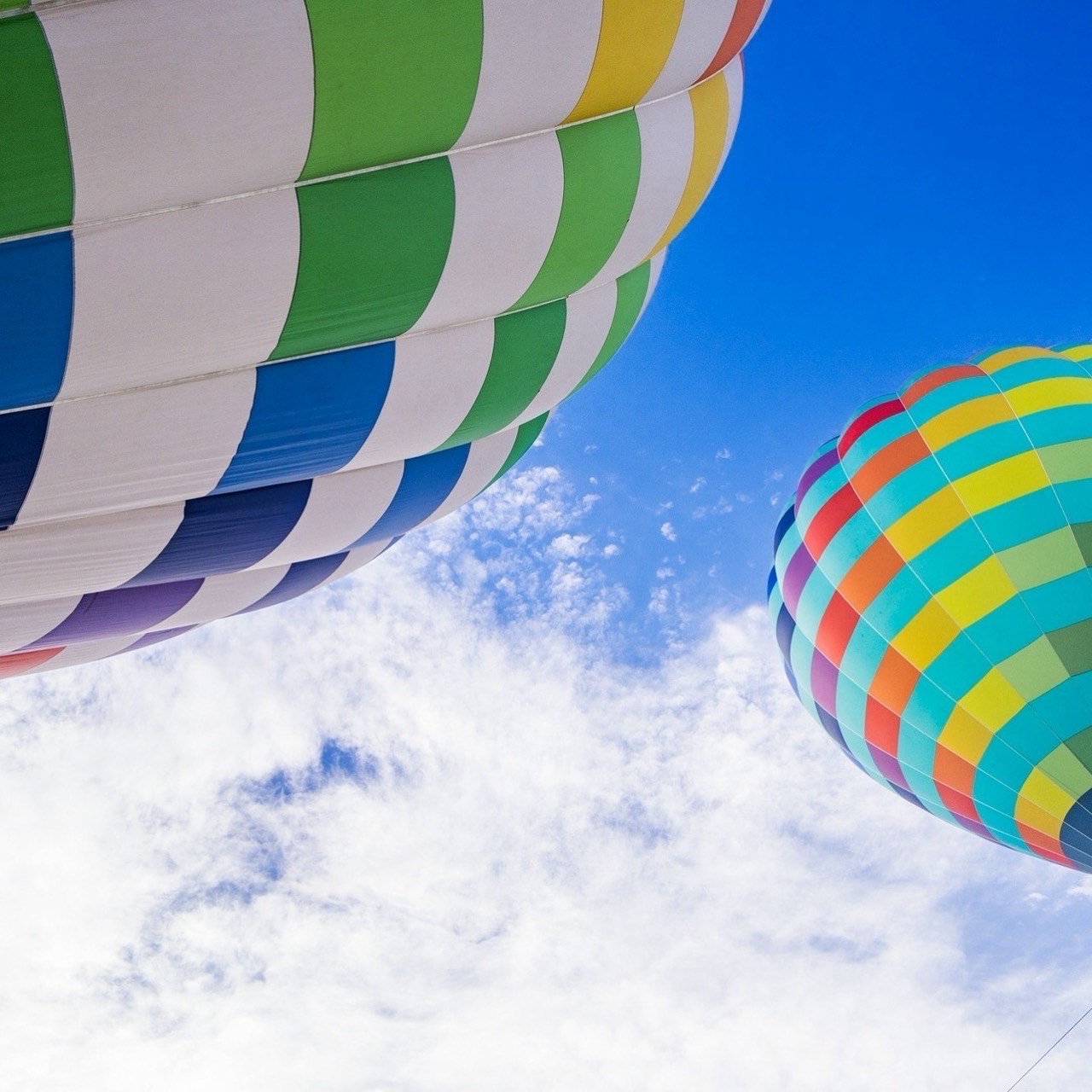 熱気球のバーナーとゴンドラに乗る参加者の様子