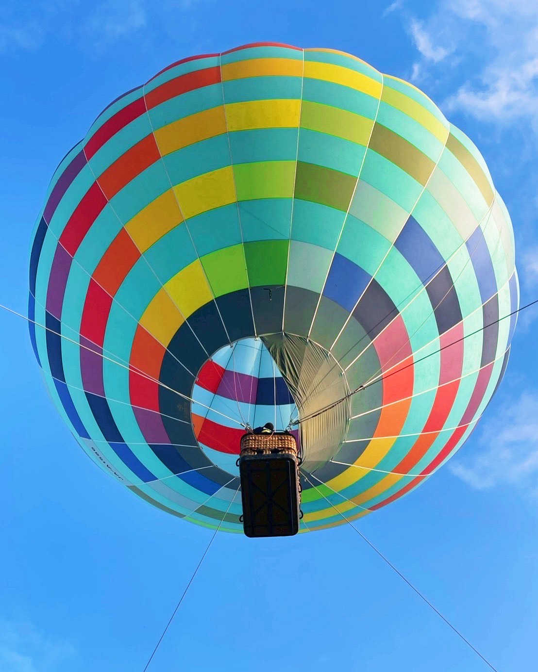 真下から見上げた熱気球の迫力ある写真