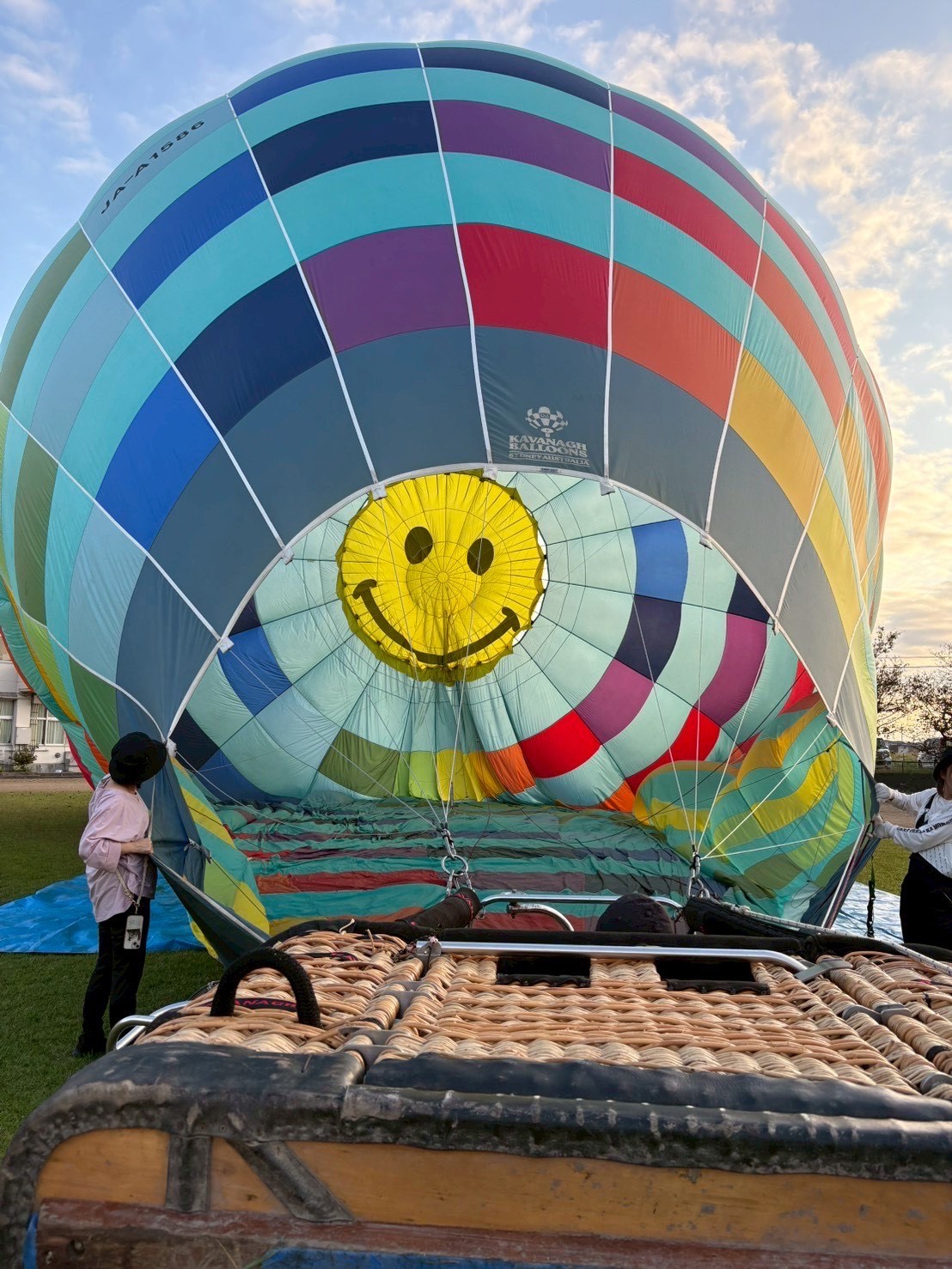 青空を背景に複数の熱気球が浮かぶ様子